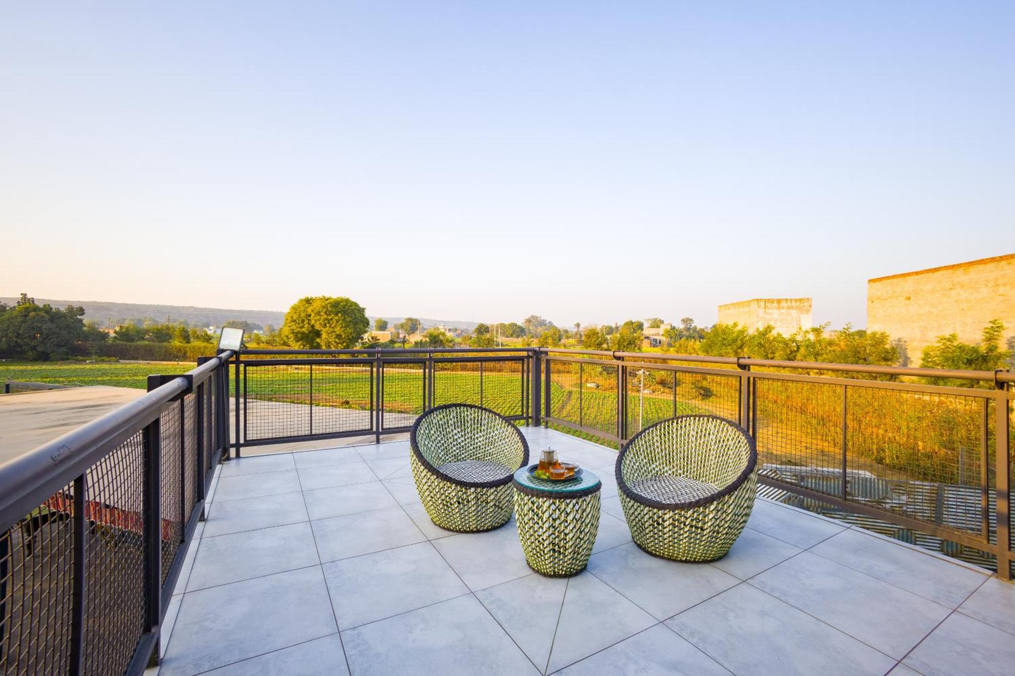 Вилла Elivaas Hidden Oasis 4Bhk With Pool, Mud House & Container House Dhauj Экстерьер фото