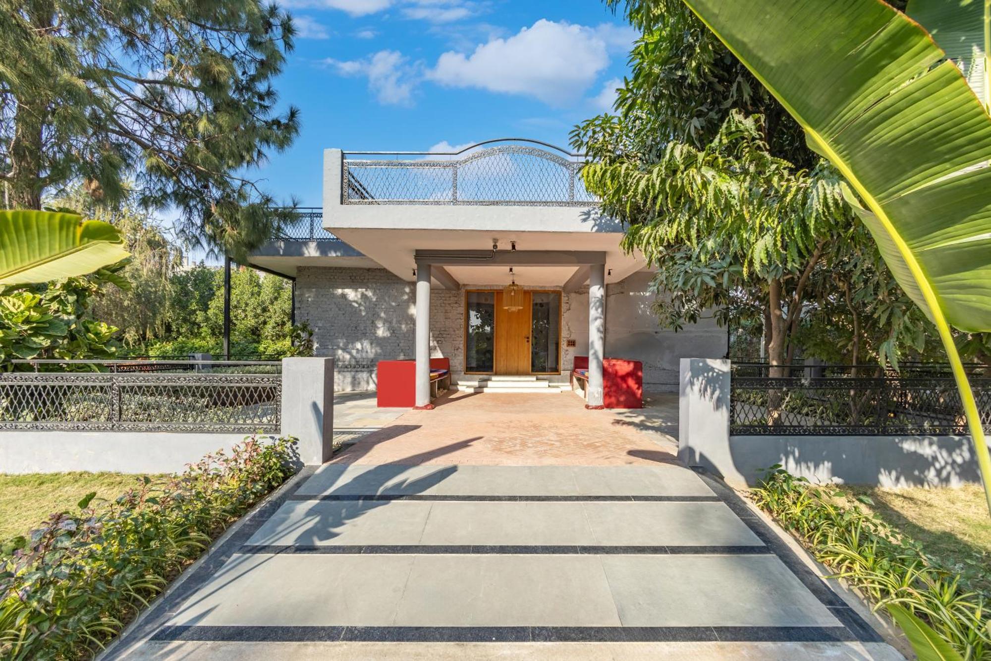 Вилла Elivaas Hidden Oasis 4Bhk With Pool, Mud House & Container House Dhauj Экстерьер фото