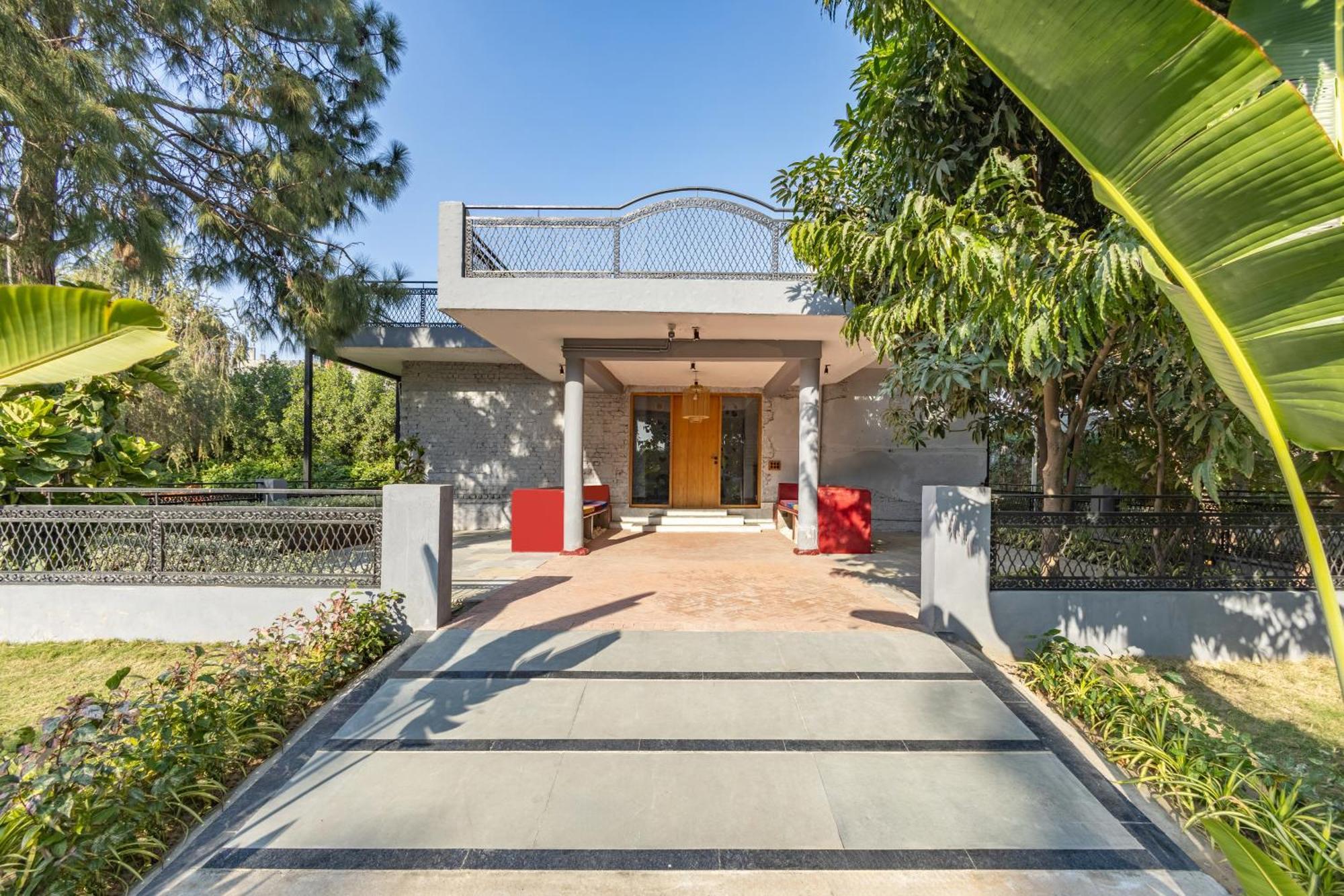 Вилла Elivaas Hidden Oasis 4Bhk With Pool, Mud House & Container House Dhauj Экстерьер фото